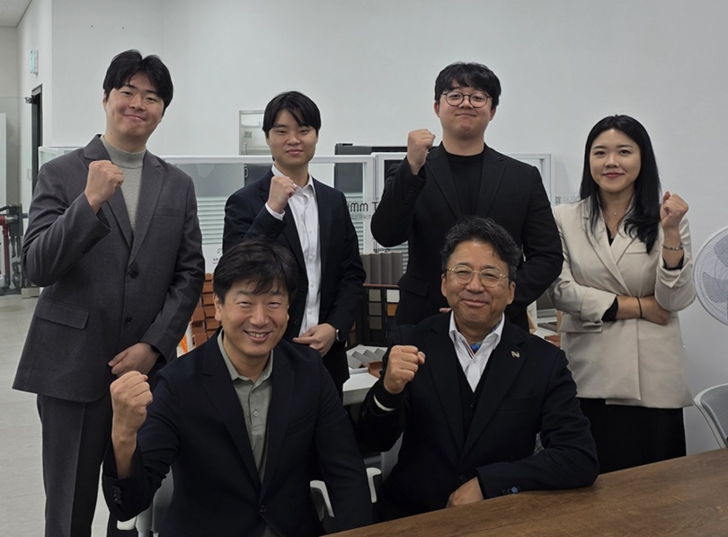 ▲ 한양대와 ㈜유토 관계자가 기념사진을 찍고 있다. 앞줄 왼쪽부터 한양대 노영태 교수, ㈜유토 여용수 대표. 뒷줄 왼쪽부터 한양대 이혜성 석박통합연구원, 한양대 오동근 석박통합연구원, 유토 여성빈 대리, 유토 김주리 부장.ⓒ한양대