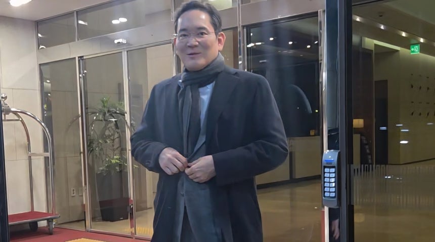 ▲ 이재용 삼성전자 회장이 미국 출장을 마치고 15일 서울 강서구 김포비즈니스항공센터를 통해 입국하고 있다. /연합뉴스