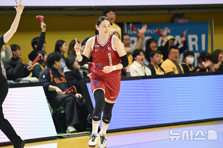 ▲ 강이슬이 '더블더블' 활약한 KB가 삼성생명을 꺾고 3연패에서 벗어났다.ⓒWKBL 제공