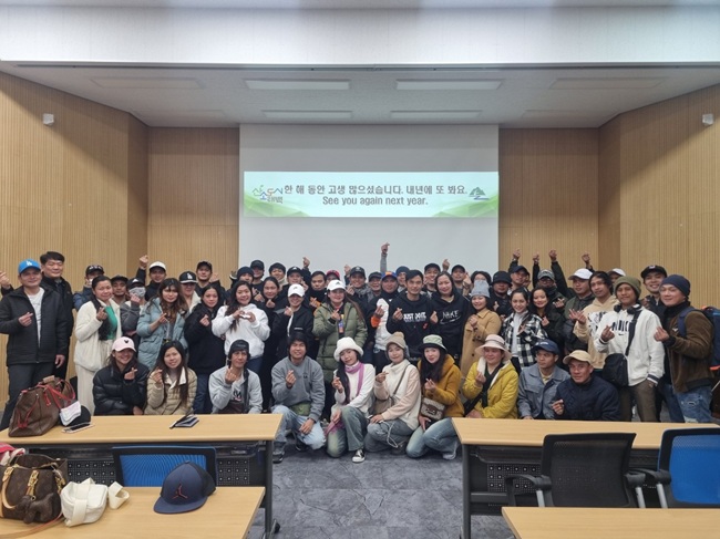 ▲ 태백시가 지난 10일까지 총 12회에 걸쳐 농번기 일손 부족 해소에 기여한 외국인 계절근로자를 대상으로 환송행사를 진행하고, 고국으로 돌아가는 근로자들과 석별의 정을 나눴다. ⓒ태백시