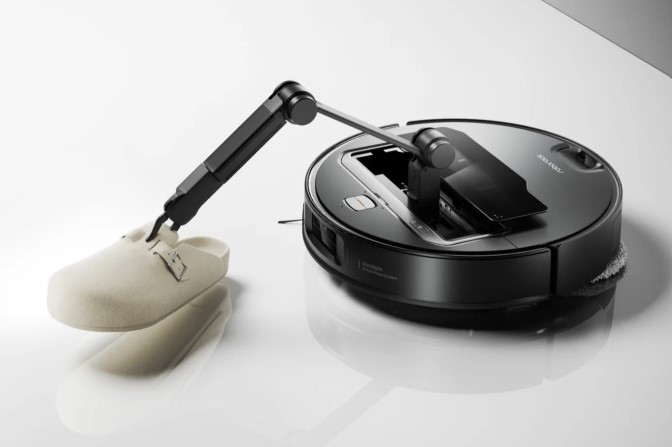 ▲ 로봇팔을 갖춘 최초의 로봇청소기 Saros Z70 ⓒ로보락