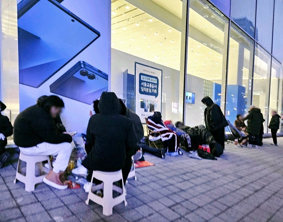 ▲ 삼성스토어 홍대 앞에서 오픈런을 기다리는 시민들ⓒ삼성전자