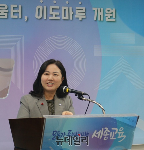 ▲ 구연희 세종교육청 교육감 권한대행이 16일 오전 교육청 대회의실에서 평생교육원 개원에 따른 기자회견을 하고 있다.ⓒ이길표 기자