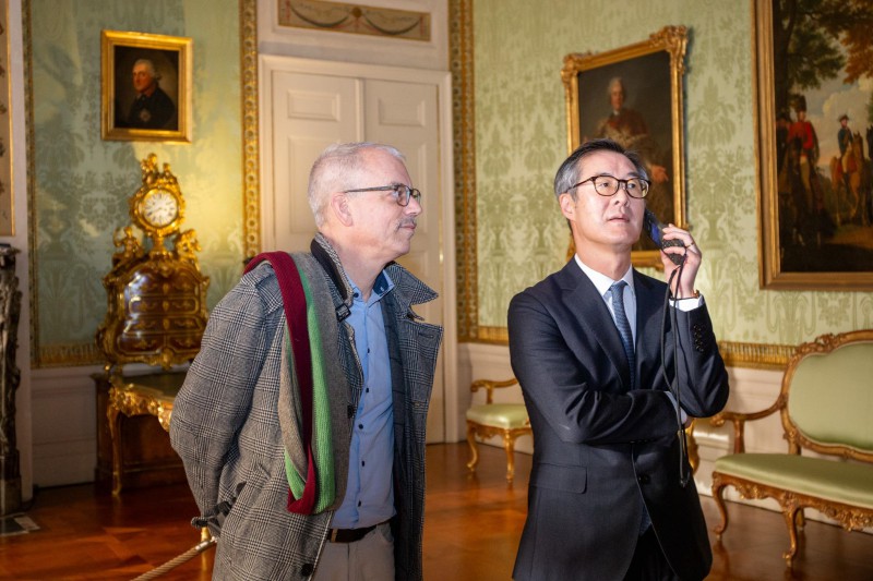 ▲ 한국어 오디오 가이드를 청취하는 임상범 주독일대사와 포그트헤르 프로이센궁전 재단 이사장(좌).ⓒ주독일한국문화원