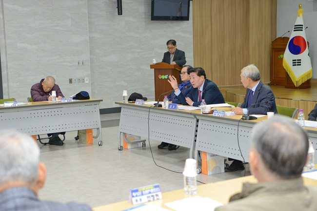 ▲ 횡성군이 민선8기 군정 주요 현안에 대해 지역 원로들의 의견을 듣고, 지역 현안 사업 추진에 활력을 더하고자 횡성군 원로자문회의를 16일 개최했다. ⓒ횡성군