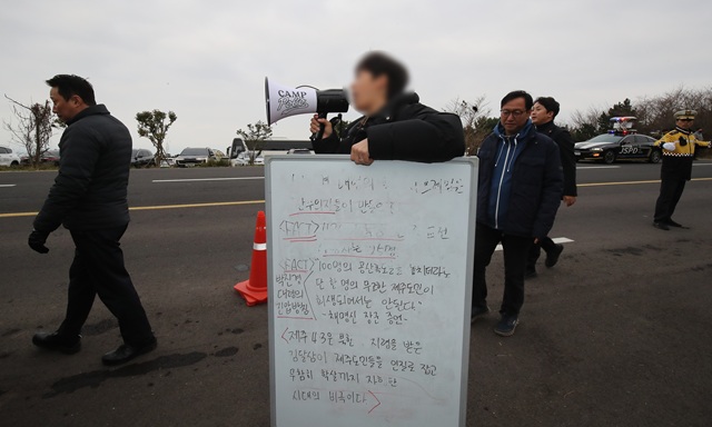 ▲ 지난 15일 오후 제주시 산록도로 한울공원 인근 도로변에 있는 고(故) 박진경 대령 추도비 옆에서 열린 제주4·3의 진실을 담은 '바로 세운 진실' 안내판 설치 행사에서 반대단체 관계자가 항의하고 있다. 이재명 대통령은 지난 14일 국가보훈부에 박진경 대령에 대한 국가유공자 지정 취소를 검토하라고 지시해 논란에 휩싸였다.ⓒ뉴시스