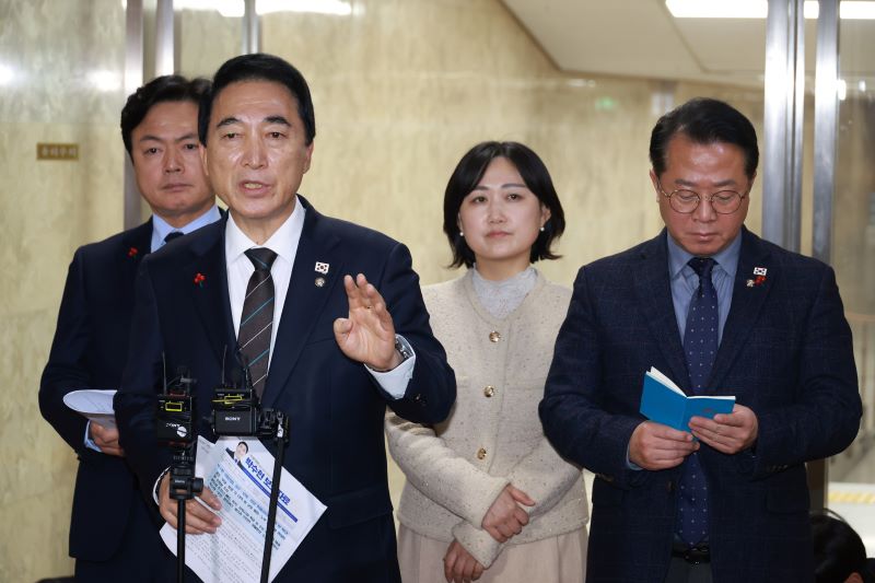 ▲ 박수현 더불어민주당 수석대변인이 16일 서울 여의도 국회에서 비공개 의원총회 관련 백브리핑을 하고 있다. ⓒ뉴시스