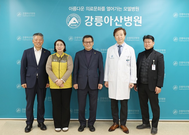 ▲ 김홍규 시장이 16일 강릉아산병원을 방문해 의료종사자를 격려하고 의료 현장의 목소리를 청취했다. ⓒ강릉시