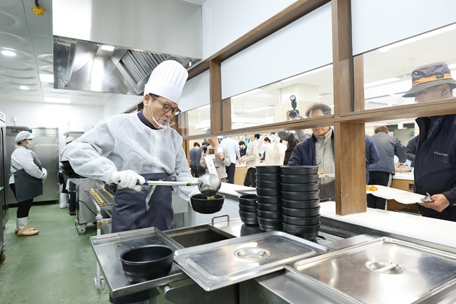 ▲ 김홍규 시장은 이날 병원 급식소에서 직접 배식했다. ⓒ강릉시