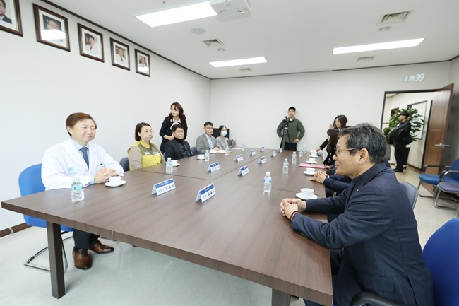 ▲ 김홍규 시장은 권역응급의료센터를 방문해 영동권 응급환자를 책임지는 응급실 종사자 및 병원장 등과 함께 대화의 시간을 가졌다. ⓒ강릉시