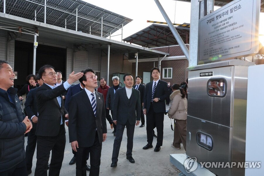 ▲ 김민석 국무총리가 지난달 20일 경기도 여주시 구양리 '마을 태양광 발전소'를 방문해 발전 시설을 둘러보고 있다. ⓒ연합뉴스