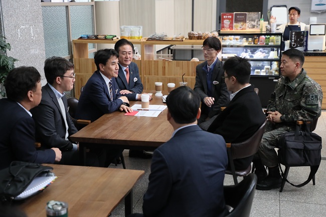 ▲ 김진태 강원특별자치도지사가 16일 신영재 홍천군수와 함께 KDI에서 열린 용문~홍천 광역철도 예비타당성조사 SOC분과위원회에 참석해 사업 추진의 당위성을 강조했다. ⓒ강원특별자치도