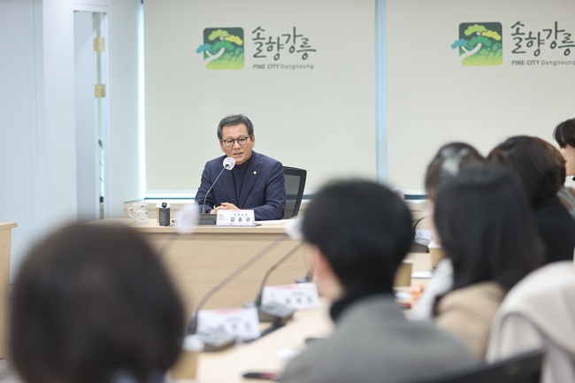 ▲ 강원 강릉시(시장 김홍규)가 16일 시청 8층 상황실에서 김미심 어린이집연합회장 등 13명이 참석한 가운데 어린이집 운영 애로 및 건의사항, 보육환경 발전방향 등을 논의했다. ⓒ강릉시