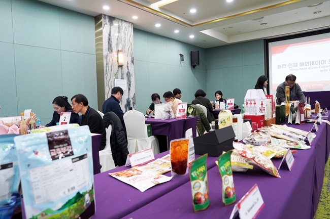 ▲ 홍천군이 관내 중소기업의 수출 판로 확대를 위해 16일 소노캄 비발디파크에서 '해외 바이어 초청 수출상담회'를 개최했다. ⓒ홍천군