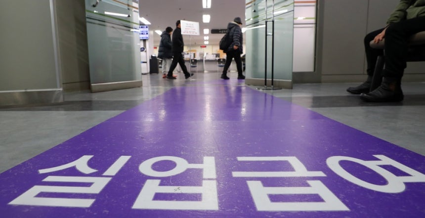 ▲ 울 마포구 서부고용복지센터에서 시민들이 실업급여 신청을 위해 대기하고 있다. ⓒ뉴시스