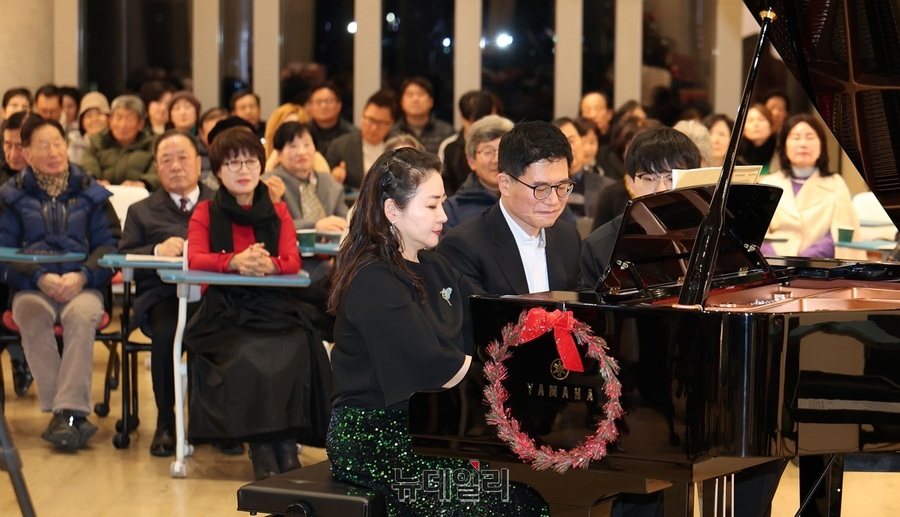 ▲ 한 대의 피아노에 세 명…보기 드문 협연 무대. ‘YEAR-END CONCERT 송년 음악회’가 16일 밤 보은 제산컬쳐센터에서 열렸다. 이날 공연에서는 피아니스트 김수현, 피경선, 김태진이 한 대의 피아노에 나란히 앉아 연주하는 보기 드문 장면이 연출됐다. 피아니스트 김태진 울산대 교수(왼쪽에서 2번째)가 피아노 연주를 하고 있다. ⓒ김정원 기자