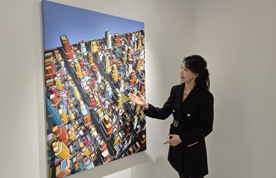 ▲ 박정은 갤러리 장 디렉터가 전시 작품에 대해 설명하고 있다.ⓒ갤러리 장