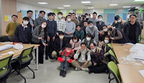 ▲ 미래에셋생명 임직원들이 지난 9일 서울 우리마포종합복지관에서 포장 봉사활동을 진행한 후 장애인들과 기념 촬영을 하고 있다.ⓒ미래에셋생명