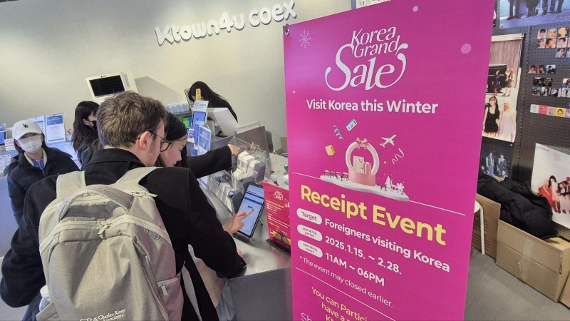▲ 지난 1월 15일부터 2월 28일까지 강남 '웰컴센터'에서 구매 영수증 인증 행사를 진행한 모습.ⓒ문체부