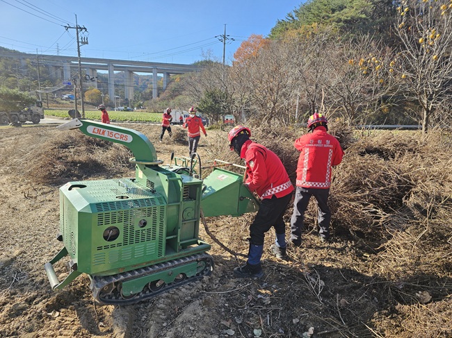 ▲ 영농부산물 파쇄 장면. ⓒ동부지방산림청