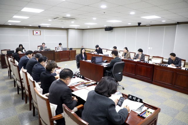 ▲ 수원시의회 예산결산특별위원회 심의 모습. ⓒ수원시의회 제공