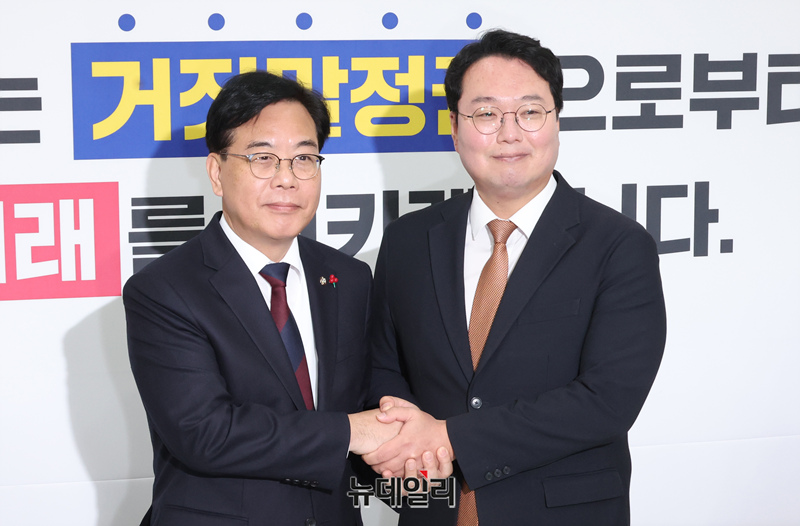 ▲ 송언석 국민의힘 원내대표와 천하람 개혁신당 원내대표가 17일 오전 서울 여의도 국회에서 ‘통일교 특검’관련 회동 전 악수를 하고 있다. 2025.12.17. ⓒ 이종현 기자