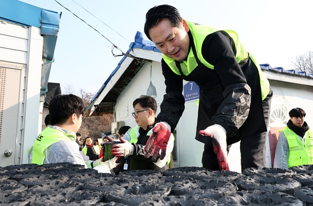 ▲ 장동혁 국민의힘 대표가 17일 경기 고양시 화전마을에서 '청년과 함께 따뜻한 겨울나기' 연탄 배달 봉사활동을 하고 있다. ⓒ뉴시스