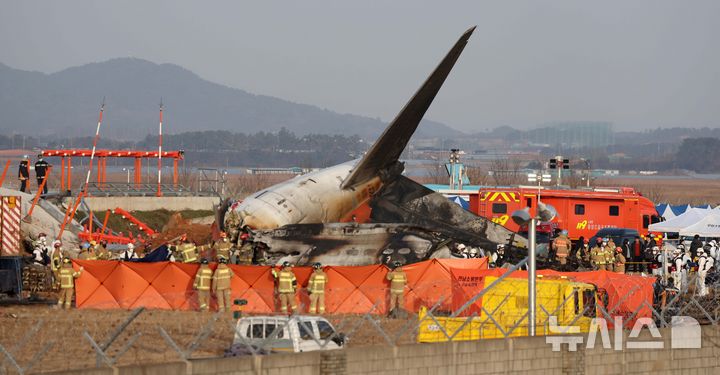 ▲ 전남 무안국제공항에서 발생한 태국발 제주항공 여객기 충돌 폭발 사고 현장에서 소방대원들이 수색 작업을 진행하고 있다. ⓒ뉴시스