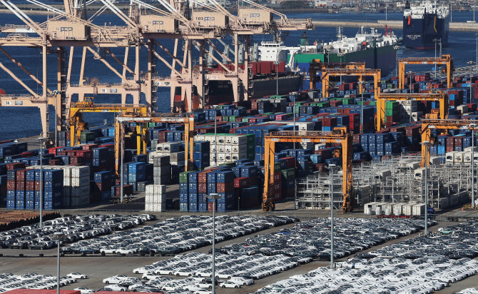 ▲ 경기도 평택항에 컨테이너가 쌓여 있는 모습.ⓒ연합뉴스