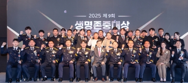 ▲ 17일 서울 중구 명동에서 개최된 2025 보험범죄방지 유공자 시상식에서 수상자 및 관계자들이 기념촬영을 하고 있다.ⓒ생명·손해보험협회