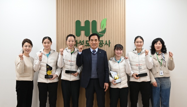 ▲ ‘탁구 신흥 명가’로 도약한 화성도시공사 탁구단이 한병홍 사장과 화이팅을 외치고 있다ⓒ화성도시공사 제공