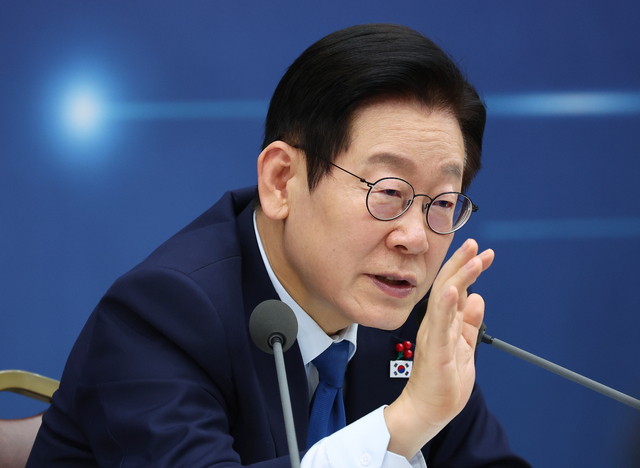 ▲ 이재명 대통령이 17일 세종시 정부세종컨벤션센터에서 열린 산업통상자원부·지식재산처·중소벤처기업부 업무보고에서 김용선 지식재산처장에게 질문하고 있다. (대통령실통신사진기자단) 2025.12.17. ⓒ뉴시스