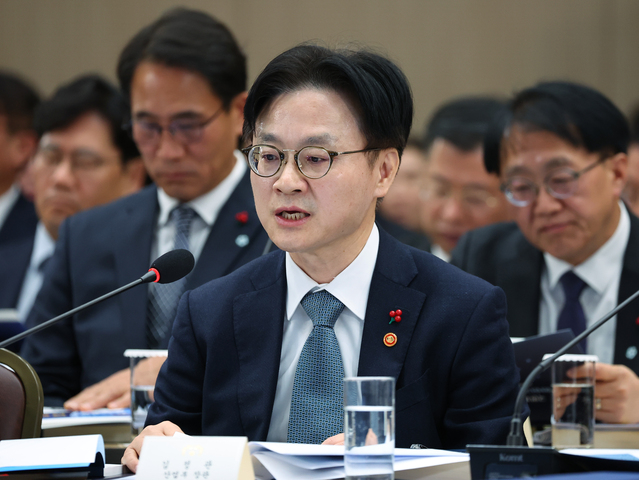 ▲ 김정관 산업통상부 장관이 17일 세종시 정부세종컨벤션센터에서 이재명 대통령에게 산업통상자원부 업무보고를 하고 있다. (대통령실통신사진기자단) 2025.12.17. ⓒ뉴시스
