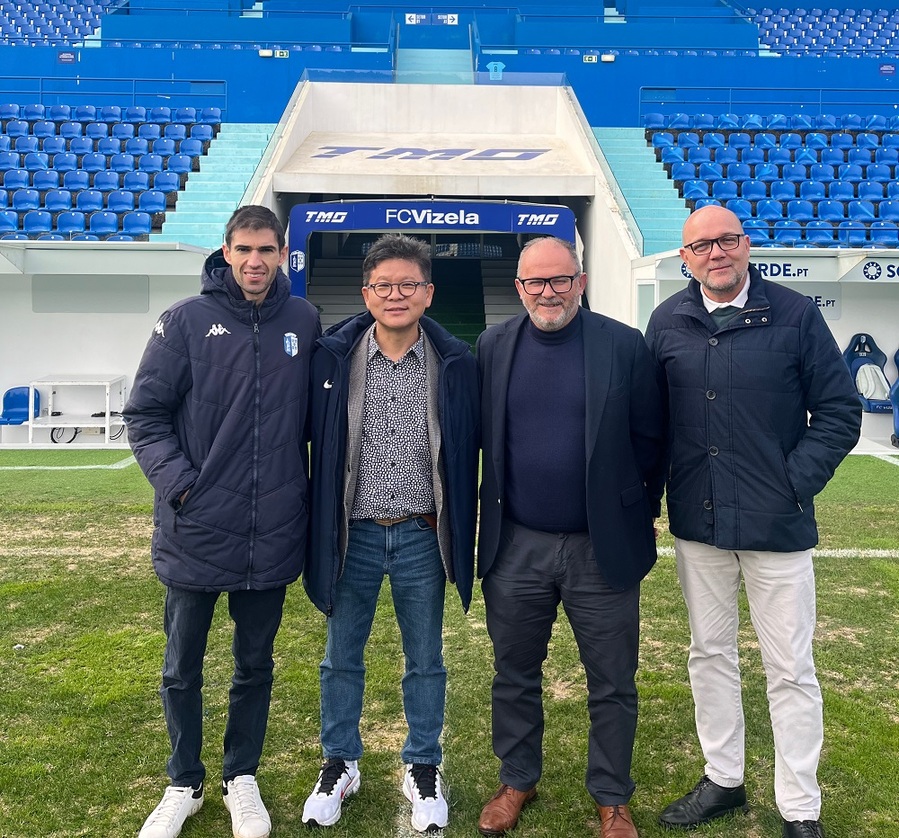 ▲ 파주 프런티어 FC 정의석 부단장과 FC 비젤라 페드로 로드리게스 회장 및 구단 관계자들.ⓒ파주 프런티어 FC 제공