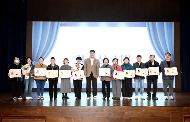 ▲ 삼척시가 17일 쏠비치 삼척에서 한 해 동안 진행한 복지 활동의 성과를 공유하고 우수사례를 발굴하기 위해 '함께하는 삼척의 동행이야기'를 주제로 2025년 삼척시지역사회보장협의체 사업성과공유회를  개최했다. ⓒ삼척시