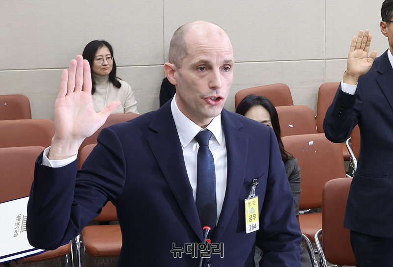 ▲ 청문회서 선서하는 해롤드 로저스 쿠팡 대표 ⓒ이종현 기자