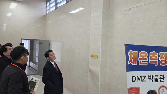 ▲ 강원특별자치도의회 김용복 부의장(고성)이 17일 강원 고성군에 위치한 DMZ박물관을 방문해 시설 노후화 현장을 점검하고, 관람객 안전 확보와 운영 활성화를 위한 적극적인 예산 지원을 약속했다. ⓒ강원특별자치도의회