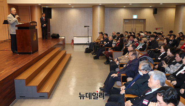 ▲ 신철식 우남네트워크 상임대표가 17일 오후 서울 서초구 매헌윤봉길의사기념관에서 열린 우남네트워크 운영위원 확대모임에서 인사말을 하고 있다. ⓒ정상윤 기자