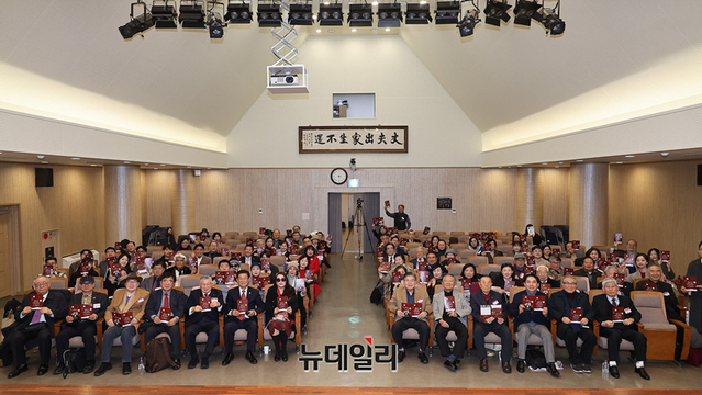 ▲ 신철식 상임대표, 박민식 전 보훈부 장관을 비롯한 참석자들이 17일 오후 서울 서초구 매헌윤봉길의사기념관에서 열린 우남네트워크 운영위원 확대모임에서 기념촬영을 하고 있다. ⓒ정상윤 기자