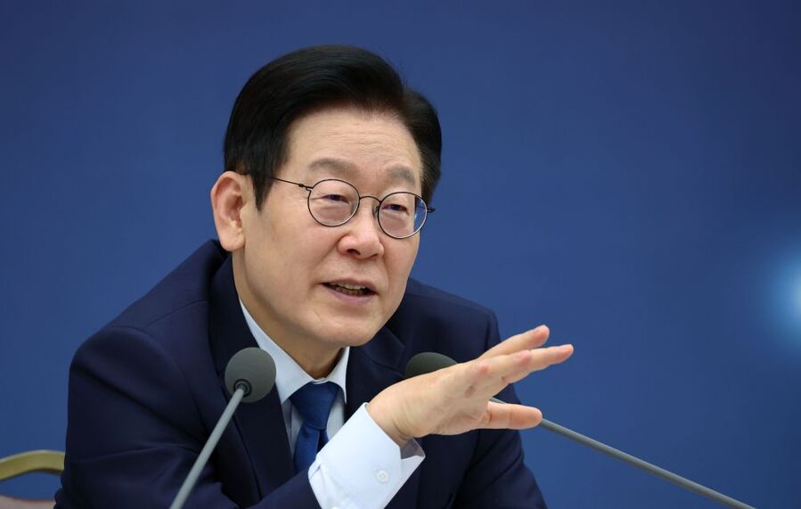 ▲ 이재명 대통령이 17일 세종시 정부세종컨벤션센터에서 열린 기후에너지환경부(기상청)·원자력안전위원회 업무보고에서 김성환 기후에너지환경부 장관에게 양수발전의 효율성 관련 질문을 하고 있다. ⓒ뉴시스