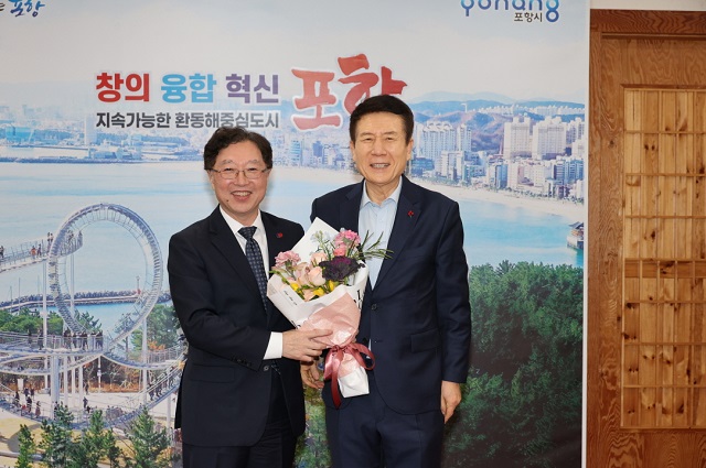 ▲ 왼쪽부터 주부산일본국총영사관 오스카 츠요시 총영사, 이강덕 포항시장.ⓒ포항시