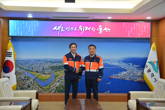 ▲ 최윤범 고려아연 회장이 17일 울산시를 방문해 김두겸 시장과 만나 미국제련소 건설과 채용 확대 계획, 온산제련소와 시너지 등을 설명하고 있다. /고려아연 제공