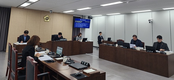 ▲ 충청광역연합의회 초광역행정산업위원회는 17일 제1차 회의를 열어 ‘충청권 광역 투어 패스 운영 민간 위탁(재위탁) 동의안’과 ‘2026년도 충청광역연합 예산안’ 등 4건의 안건을 심사했다.ⓒ대전시의회