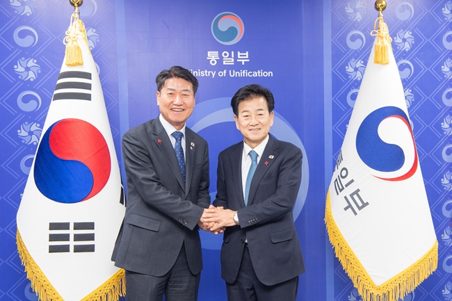 ▲ 함명준 고성군수가 지난 16일 지역 현안 해결을 위해 정동영 통일부 장관과 면담을 통해 고성 평화경제특구 지정, 동해고속도로(속초~고성) 조기 연결 등 핵심 현안에 대한 정부 차원의 관심과 지원을 요청했다. ⓒ고성군