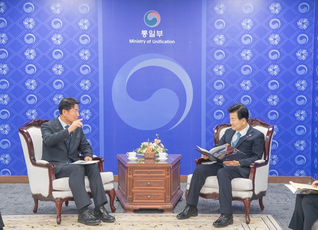 ▲ 함명준 고성군수가 지난 16일 지역 현안 해결을 위해 정동영 통일부 장관과 면담을 통해 고성 평화경제특구 지정, 동해고속도로(속초~고성) 조기 연결 등 핵심 현안에 대한 정부 차원의 관심과 지원을 요청했다. ⓒ고성군