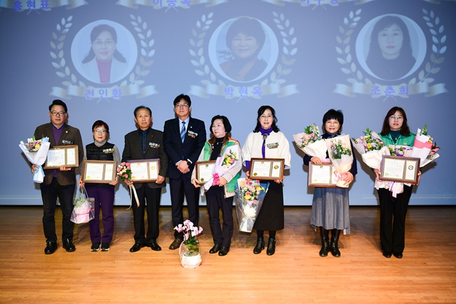 ▲ 우수 자원봉사자 42명에게 정부포상 전수와 도지사, 시장 표창 등의 유공 표창이 수여됐다. 또 18명에게는 명장과 으뜸왕, 봉사왕, 금장·은장·동장 등 칭호별 인증서 및 배지가 전달됐다. ⓒ속초시