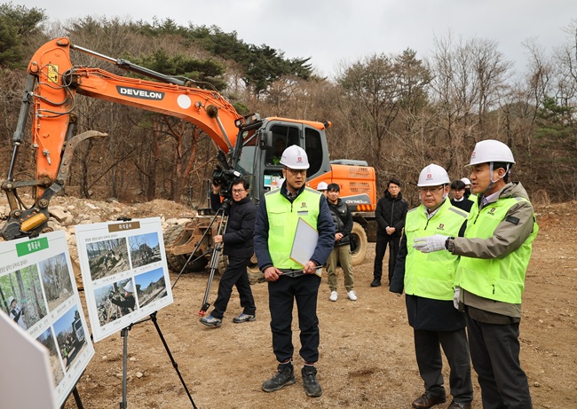 ▲ 김진태 강원특별자치도지사가 17일 설악산 오색케이블카 건설 현장을 방문해 연말 공정 진행 상황 등을 점검했다. ⓒ강원특별자치도