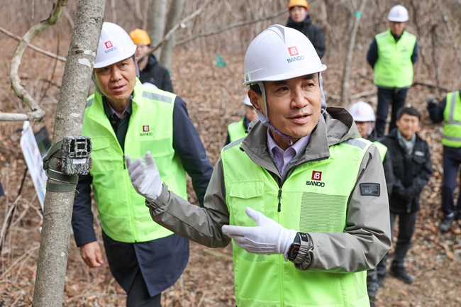 ▲ 김진태 강원특별자치도지사가 17일 설악산 오색케이블카 건설 현장을 방문해 연말 공정 진행 상황 등을 점검했다. ⓒ강원특별자치도