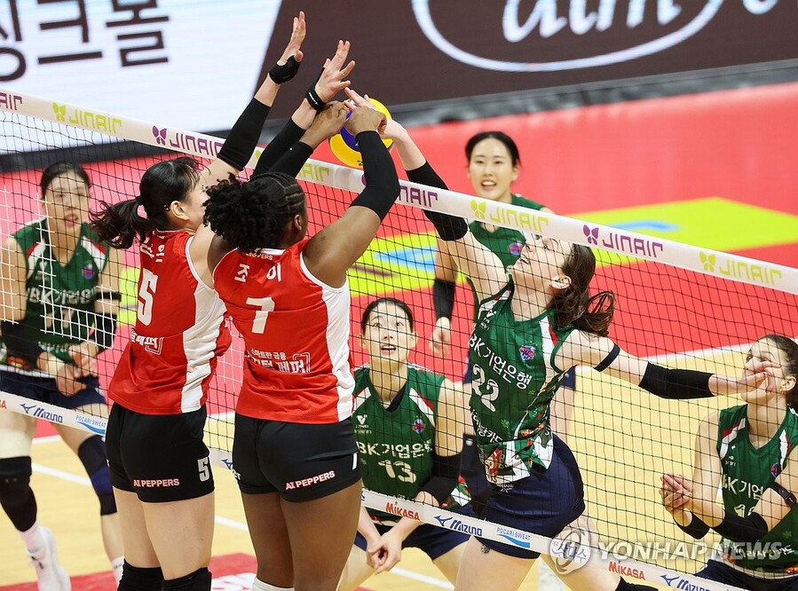 ▲ 여오현 감독대행이 이끄는 기업은행이 페퍼저축은행을 잡고 다시 승전고를 울렸다.ⓒ연합뉴스 제공