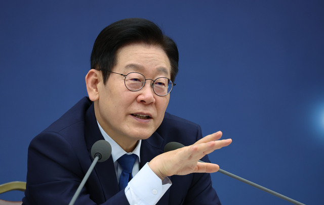 ▲ 이재명 대통령이 17일 세종시 정부세종컨벤션센터에서 열린 기후에너지환경부 업무보고에서 김성환 기후부 장관에게 질문 하고 있다. ⓒ뉴시스